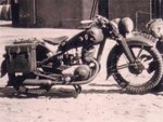 DKW motorkerékpár a korabeli képen.